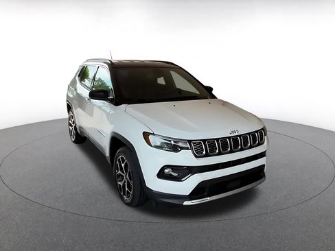 Used 2025 Jeep Compass Limited AWD/4WD image 3