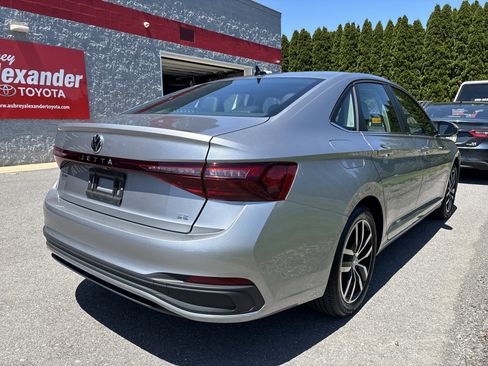 Used 2025 Volkswagen Jetta SE FWD image 3