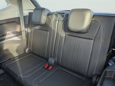 Certified 2023 Volkswagen Tiguan SE image 17