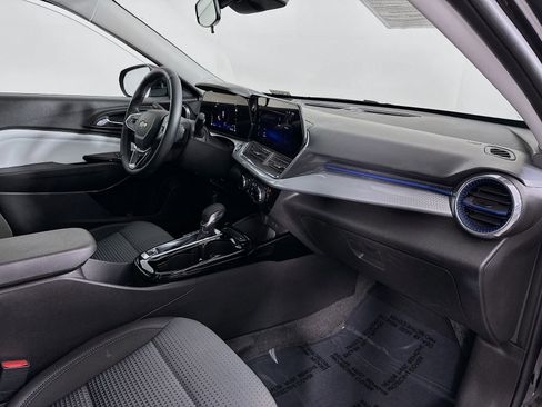 Used 2025 Chevrolet Trax LT w/ LT Convenience Package image 28