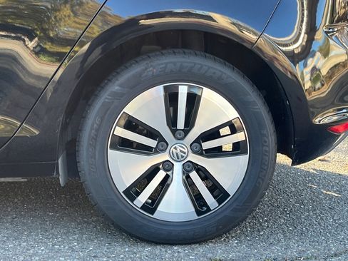 Used 2016 Volkswagen e-Golf SE w/ DC Fast Charging Package image 11