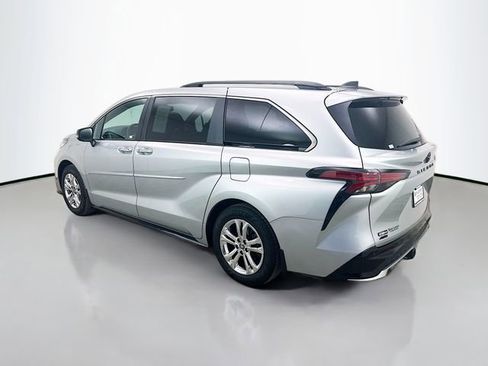 Used 2023 Toyota Sienna XSE AWD/4WD image 5