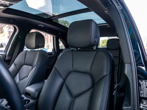 Certified 2024 Porsche Macan w/ Premium Plus Package AWD/4WD image 5