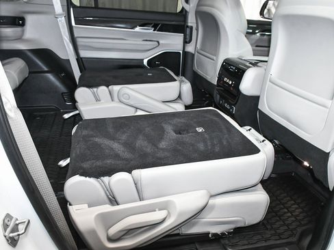 Used 2022 Jeep Wagoneer Series III w/ Premium Group I image 60