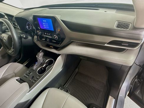 Used 2024 Toyota Highlander XLE image 30