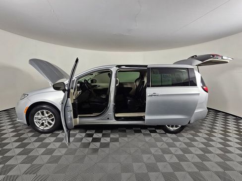 Used 2023 Chrysler Pacifica Touring-L image 16