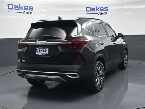 Certified 2022 Kia Seltos SX w/ Sunroof Package AWD/4WD image 8