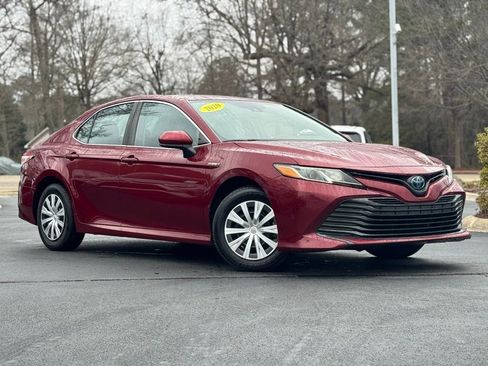 Used 2020 Toyota Camry LE image 2