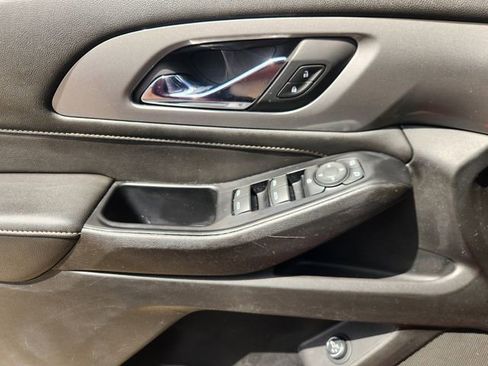 Used 2023 Chevrolet Traverse LT FWD image 21