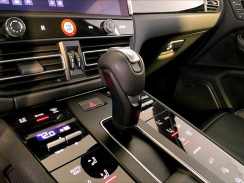Certified 2024 Porsche Macan image 17