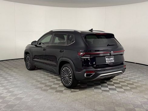 Used 2025 Volkswagen Taos SE image 9