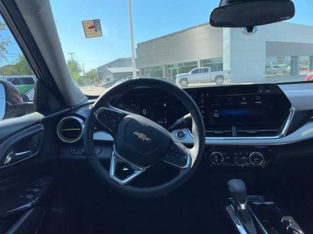 Used 2025 Chevrolet Trax LT w/ LT Convenience Package FWD image 14