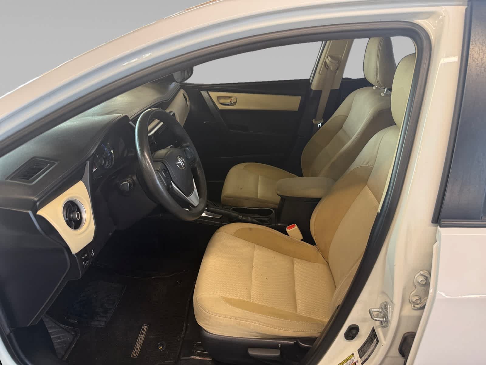Used 2017 Toyota Corolla LE w/ Carpet Mat Package (TMS) FWD image 11