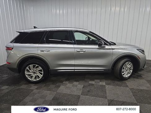 Used 2023 Lincoln Corsair AWD image 2