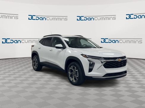 Used 2025 Chevrolet Trax LT w/ LT Convenience Package FWD image 2
