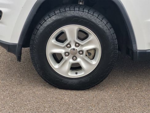 Used 2017 Jeep Grand Cherokee Laredo w/ Quick Order Package 23E image 10