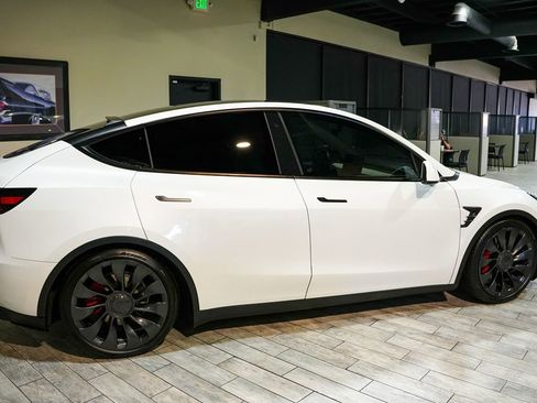 Used 2023 Tesla Model Y Performance AWD/4WD image 4