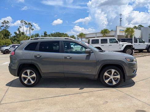 Used 2021 Jeep Cherokee Limited w/ Elite Package FWD image 2