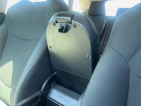 Used 2019 Toyota RAV4 LE FWD image 11