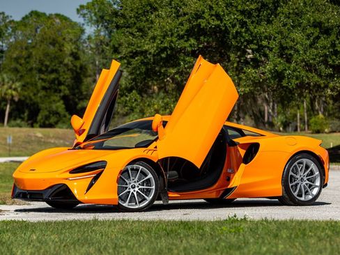 Used 2024 McLaren Artura RWD image 4