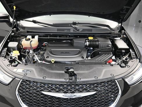 Certified 2023 Chrysler Pacifica Touring-L image 30
