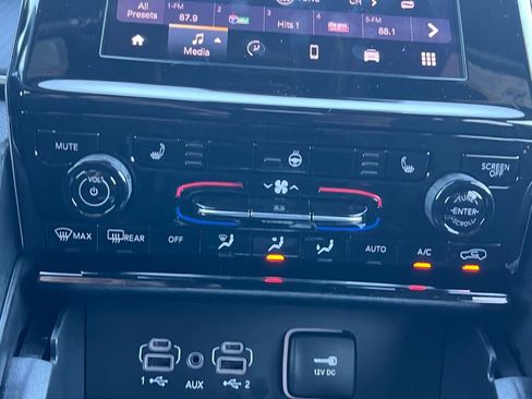 New 2025 Jeep Grand Cherokee Laredo image 4