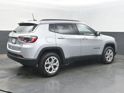 Used 2024 Jeep Compass Latitude image 7