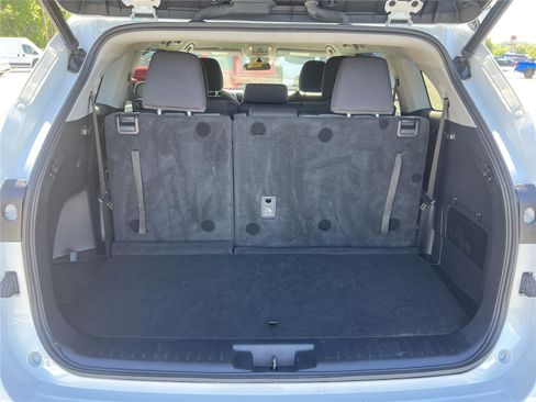 Used 2023 Toyota Highlander LE FWD image 31