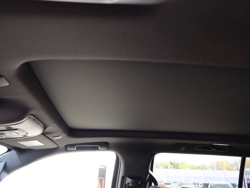 Used 2023 Chevrolet Tahoe Z71 w/ Luxury Package image 20