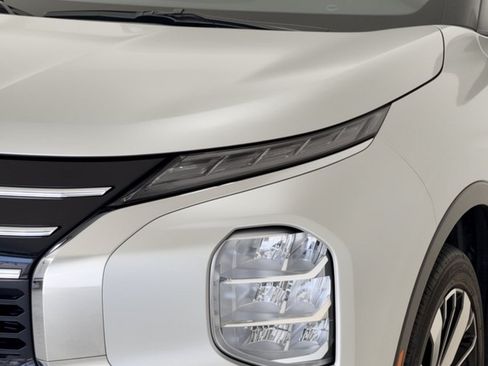 Used 2025 Mitsubishi Outlander SE FWD image 12
