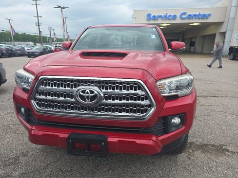 Used 2016 Toyota Tacoma TRD Sport w/ Towing Package AWD/4WD image 4