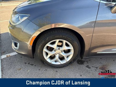 Used 2017 Chrysler Pacifica Touring-L w/ Tire & Wheel Group FWD image 34