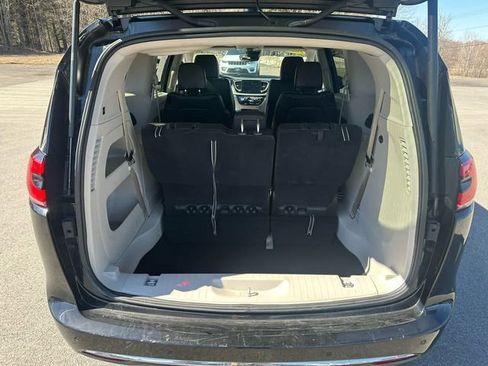Used 2024 Chrysler Pacifica Touring-L FWD image 22