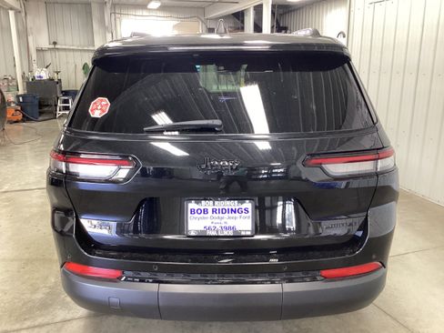 Used 2025 Jeep Grand Cherokee L Limited w/ Black Appearance Package AWD/4WD image 4