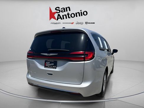 Certified 2024 Chrysler Pacifica Touring-L FWD image 14