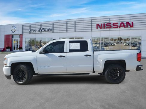 Used 2018 Chevrolet Silverado 1500 Custom w/ Custom Value Package image 9