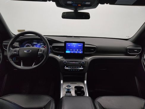 Used 2020 Ford Explorer XLT w/ Equipment Group 202A AWD/4WD image 22