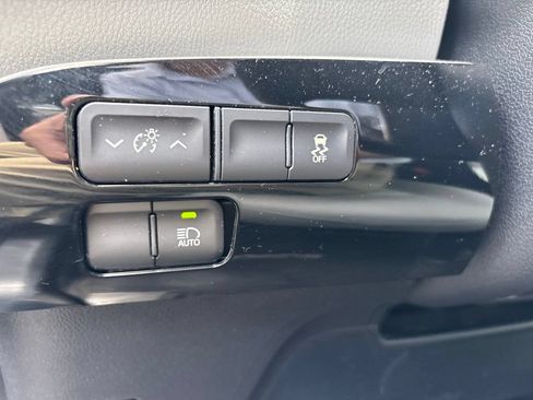 Used 2016 Toyota Prius Three Touring FWD image 17