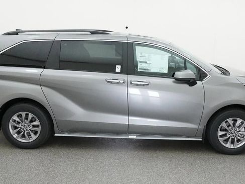 New 2026 Toyota Sienna XLE image 44