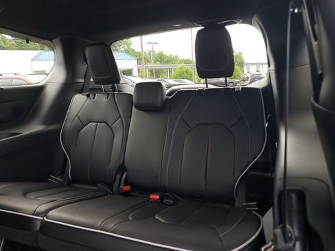 New 2027 Chrysler Pacifica Limited FWD image 14