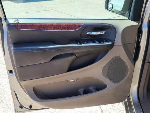 Used 2015 Chrysler Town & Country Touring w/ Driver Convenience Group image 14