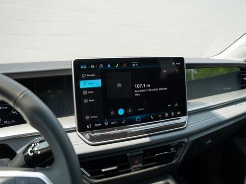 New 2025 Volkswagen Tiguan SE image 12