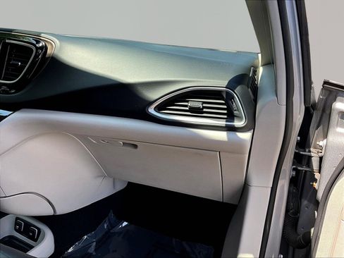 Used 2017 Chrysler Pacifica Touring-L Plus w/ Advanced Safetytec Group FWD image 27