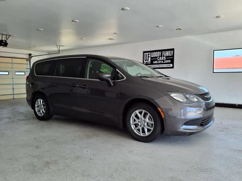 Used 2017 Chrysler Pacifica Touring FWD image 16