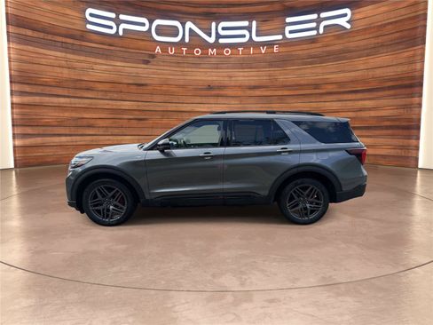 Used 2025 Ford Explorer ST-Line w/ ST-Line Street Pack AWD/4WD image 2