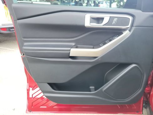 Used 2022 Ford Explorer XLT w/ Equipment Group 202A RWD image 11