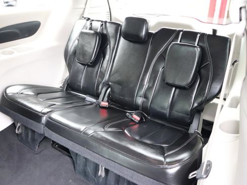 Used 2023 Chrysler Pacifica Touring-L image 13