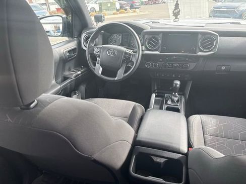 Used 2017 Toyota Tacoma TRD Off-Road w/ Premium & Technology Package image 17