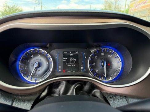 Used 2018 Chrysler Pacifica Touring-L w/ Tire & Wheel Group image 10