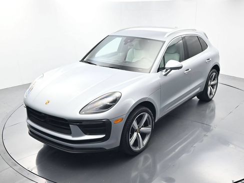 Certified 2025 Porsche Macan AWD/4WD image 33